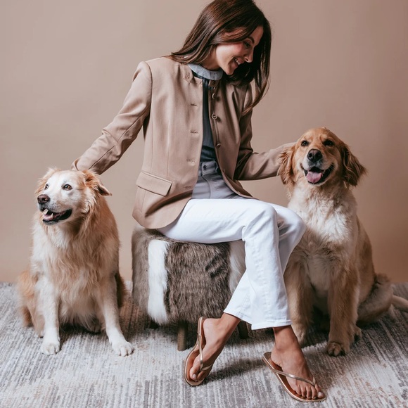 Gold Sandals with Metallic Sheen and Y-Shaped Thong - Picture 3 of 3